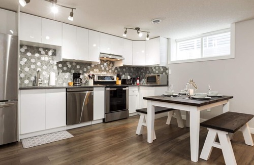 Southwest Edmonton House | ★Spacious Suite ★ Sanitized ★ WiFi ★ Netflix ✔Long Stays