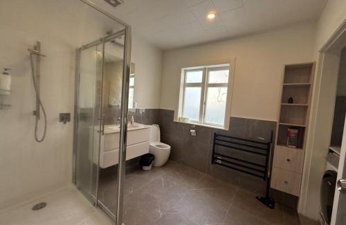 Lyall Bay House | Spacious Surf-side 4 bedroom Retreat