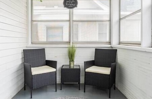 Uptown House | Spacious Uptown Home~Steps to Shops, Beach & Cafes