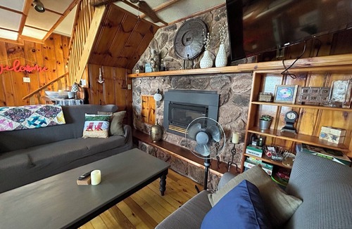 Havelock-Belmont-Methuen Cottage | Spacious Waterfront Year Round Cottage