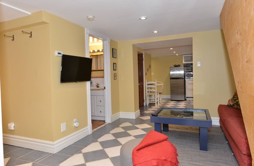 East York Apartment | Specious one bedroom apartment in upscale neighbourhood in Leaside Toronto.