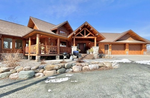 Grand Rapids House | Spectacular Log Home on Pristine Deer Lake in Northern Minnesota