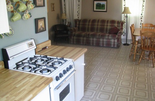 Isaacs Glen Cottage | Spruce Cottage at Shiloh Cottages - Fenelon Falls