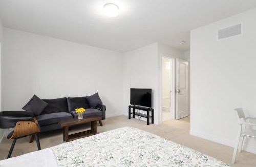 Bendale House | SPRUCE Private Suite with attached Full Bathroom in Toronto, Canada