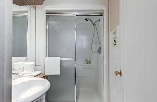 Vieux-Quebec-Cap-Blanc-colline Parlementaire Hotel | Standard Room #2