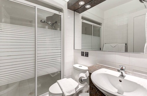 Vieux-Quebec-Cap-Blanc-colline Parlementaire Hotel | Standard Room #2