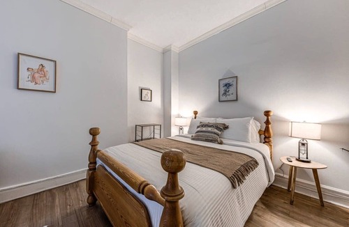 Vieux-Quebec-Cap-Blanc-colline Parlementaire Hotel | Standard Room #2