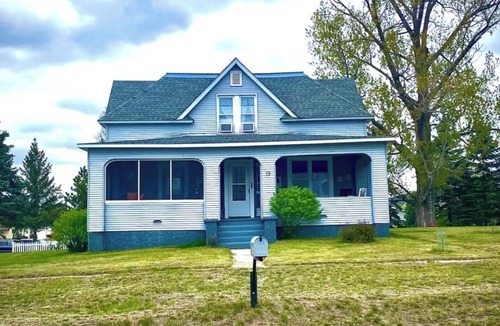 Menahga House | Stately home by Spirit Lake in Menahga