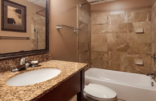 South Loop House | Stay Across from The Mall of America: Water Park, Indoor Pool and Free Breakfast