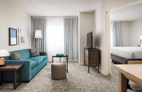 Thornhill Hotel | Stay Comfortably in a Pet-Friendly Suite with Swimming Pool Near Attractions