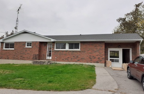 Adolphustown Cottage | Stay in a beautiful lakefront cottage in Napanee, no matter winter or summer.