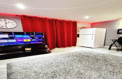 London Apartment | Staycation Studio Apartment: full kitchen, washroom, and Free parking