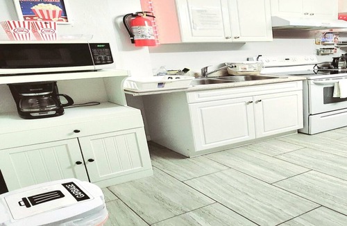 London Apartment | Staycation Studio Apartment: full kitchen, washroom, and Free parking
