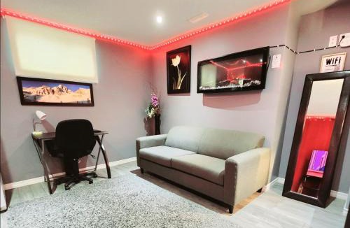 London Apartment | Staycation Studio Apartment, Private kitchen , Washroom, Micro Gym & Free Onsite Parking
