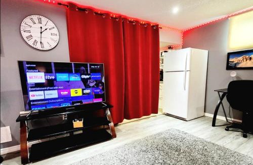 London Apartment | Staycation Studio Apartment, Private kitchen , Washroom, Micro Gym & Free Onsite Parking