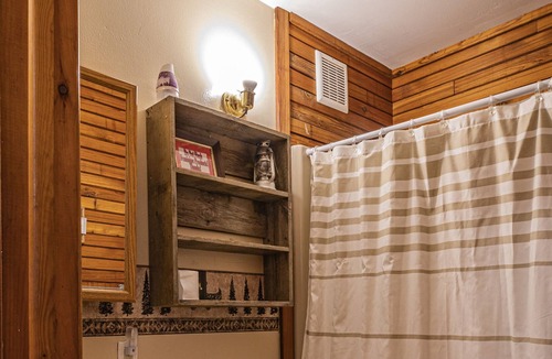 Walker Cabin | Steamboat Bay Resort Cabin 4 - small family cabin