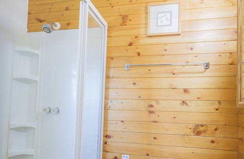 Walker Cabin | Steamboat Bay Resort cabin 6 - couples getaway