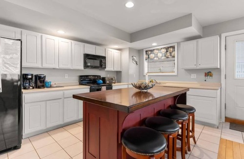 Hampton Condo | Steps from Beach | Pool | Parking | Large Deck