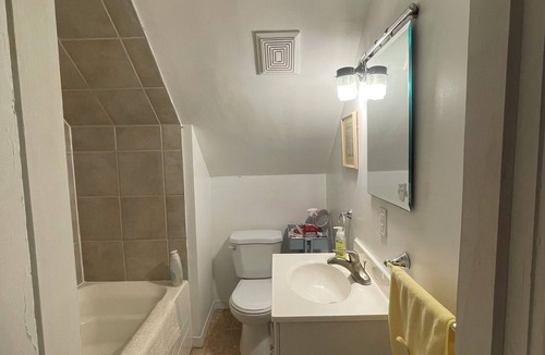 Sunnyside House | Steps from KGH, Queen's U and the Pier!