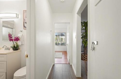 Belmont Shore Apartment | Steps to Beach - Beach Essentials Provided!