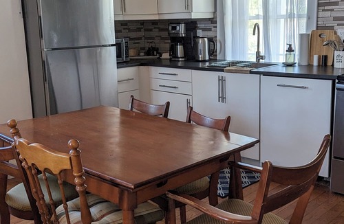 Cobourg House | Steps to Cobourg beach walking distance to restaurants stay in cozy retreat