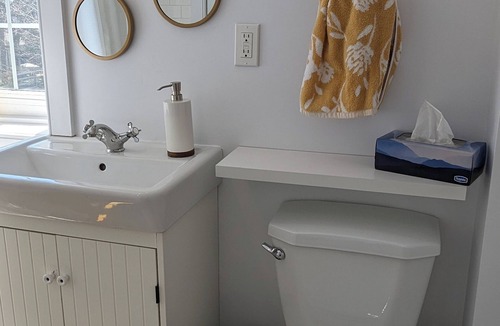 Cobourg House | Steps to Cobourg beach walking distance to restaurants stay in cozy retreat