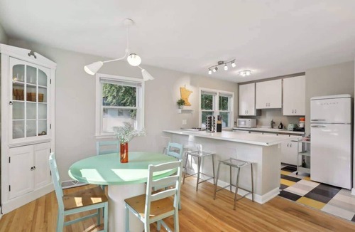 St. Anthony West House | Steps to downtown/close to the River/comfy beds
