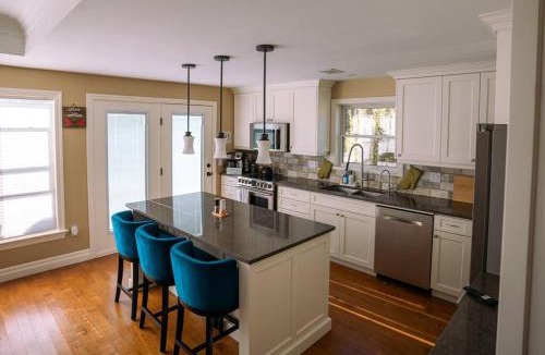 Quinte West House | Stirling Lakehouse - Cottage on the Lake, with Hot Tub