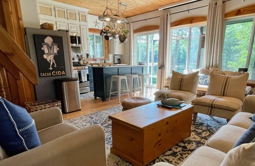 Trent Lakes House | Stornoway Cottage just 5 ft from White Lake