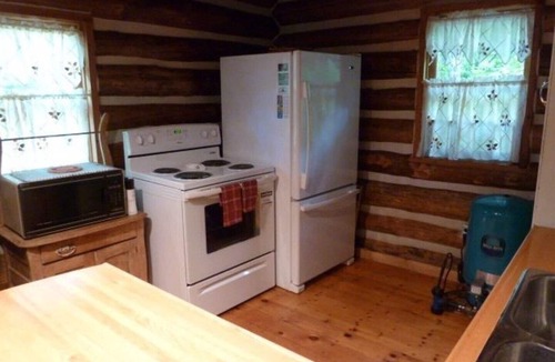 North Algona Wilberforce Cottage | Stuart Log Cottage 3 Season Rental - Eganville