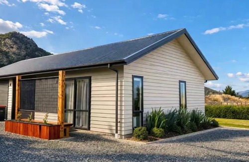 Albert Town Apartment | Studio 5- Stylish Stay with Mountain Vista