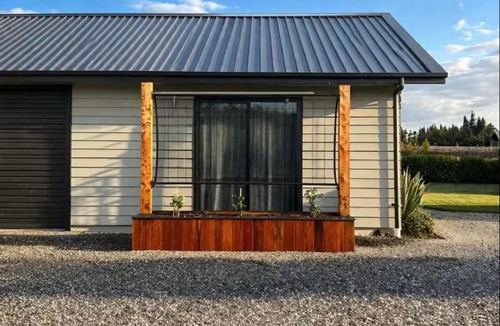 Albert Town Apartment | Studio 5- Stylish Stay with Mountain Vista
