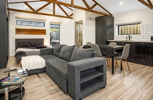Christchurch House | Studio Unit with Spa Bath