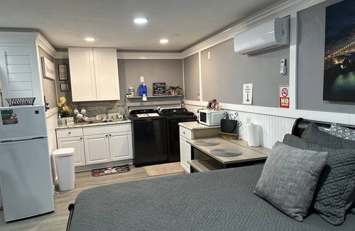 Spring House | Studio with Generac back up powered & pet friendly. Close to IAH Hablo espanol
