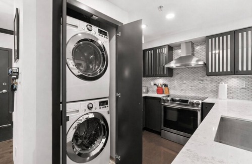 Crosstown Condo | Stunning 1BR Sub-Penthouse - Walk to Science World