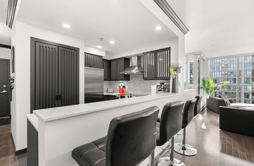 Crosstown Condo | Stunning 1BR Sub-Penthouse - Walk to Science World