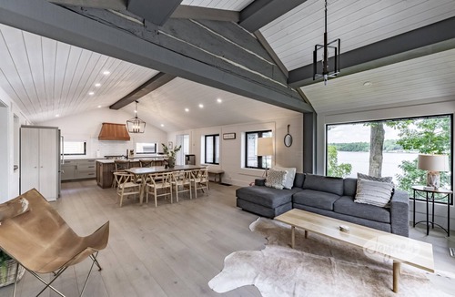 Gravenhurst Cottage | Stunning 5 + Bed, 3 Bath Cottage on the South End of Lake Muskoka! All Day Sun!