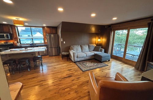 Minnetonka House | *STUNNING!* 5 Star! Modern cottage/cabin getaway Lake Minnetonka/Wayzata
