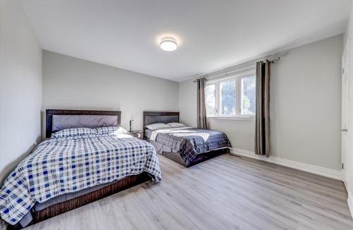 Dean Park House | Stunning 7 Br RougeView Home with 2 Kitchens, 5 Bathrooms, Amazing Backyard & 8-Car Parking