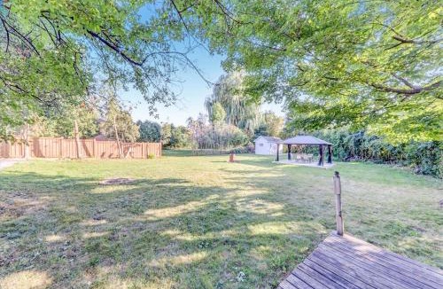Dean Park House | Stunning 7 Br RougeView Home with 2 Kitchens, 5 Bathrooms, Amazing Backyard & 8-Car Parking