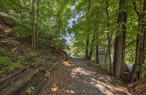 Frontenac Cottage | Stunning cliffside cottage in South Frontenac near Kingston,lakefront.
