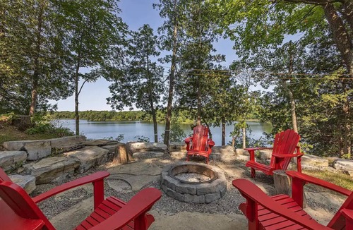 Frontenac Cottage | Stunning cliffside cottage in South Frontenac near Kingston,lakefront.
