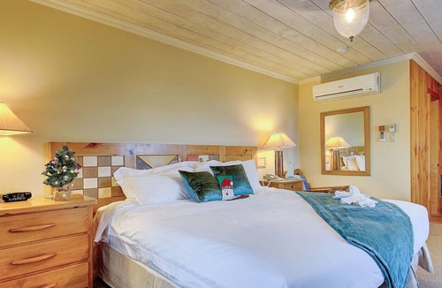 Georgina Apartment | Stunning Lake View guest rooms at Jackson Point (Boathouse)