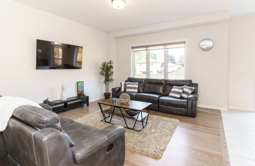 Severn House | Stunning New 4BR ~ WiFi ~ 4 Parking ~ Near Lake