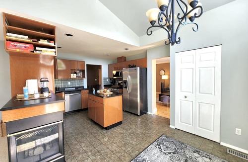 Upper Ten Oaks House | Stunning Rustic Vacation home w/180 Mountain View