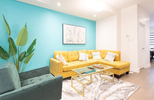 Downsview House | STUNNING TOWNHOUSE 4,000 S.Q. FT/4 BDRM & 3.5 BATH