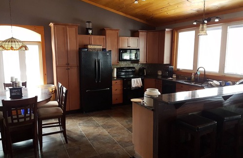 Frontenac Cottage | Stunning Waterfront Cottage 30 Mins. From Kingston Perfect for Multiple Families