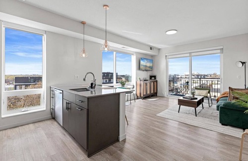 Lyn-Lake Apartment | Stylish 1-Bedroom Retreat in Uptown Minneapolis