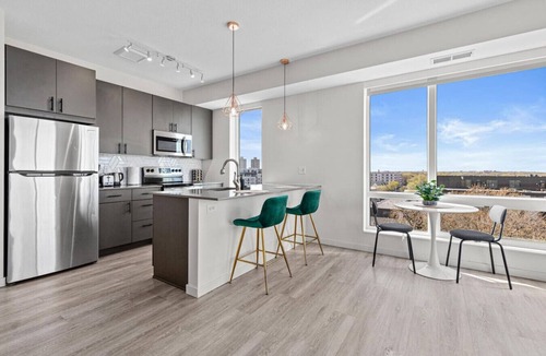 Lyn-Lake Apartment | Stylish 1-Bedroom Retreat in Uptown Minneapolis