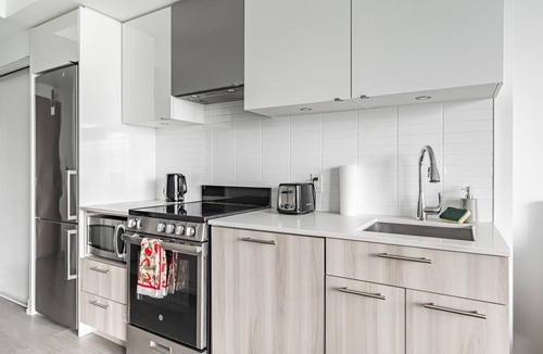Garden District Apartment | Stylish 1BR Studio in Toronto